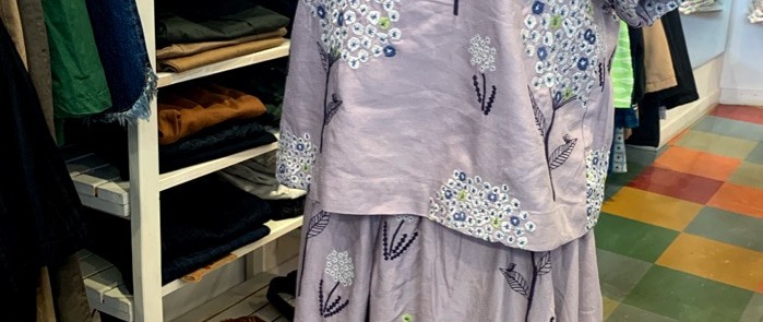 紫陽花刺繍ブラウスとスカート