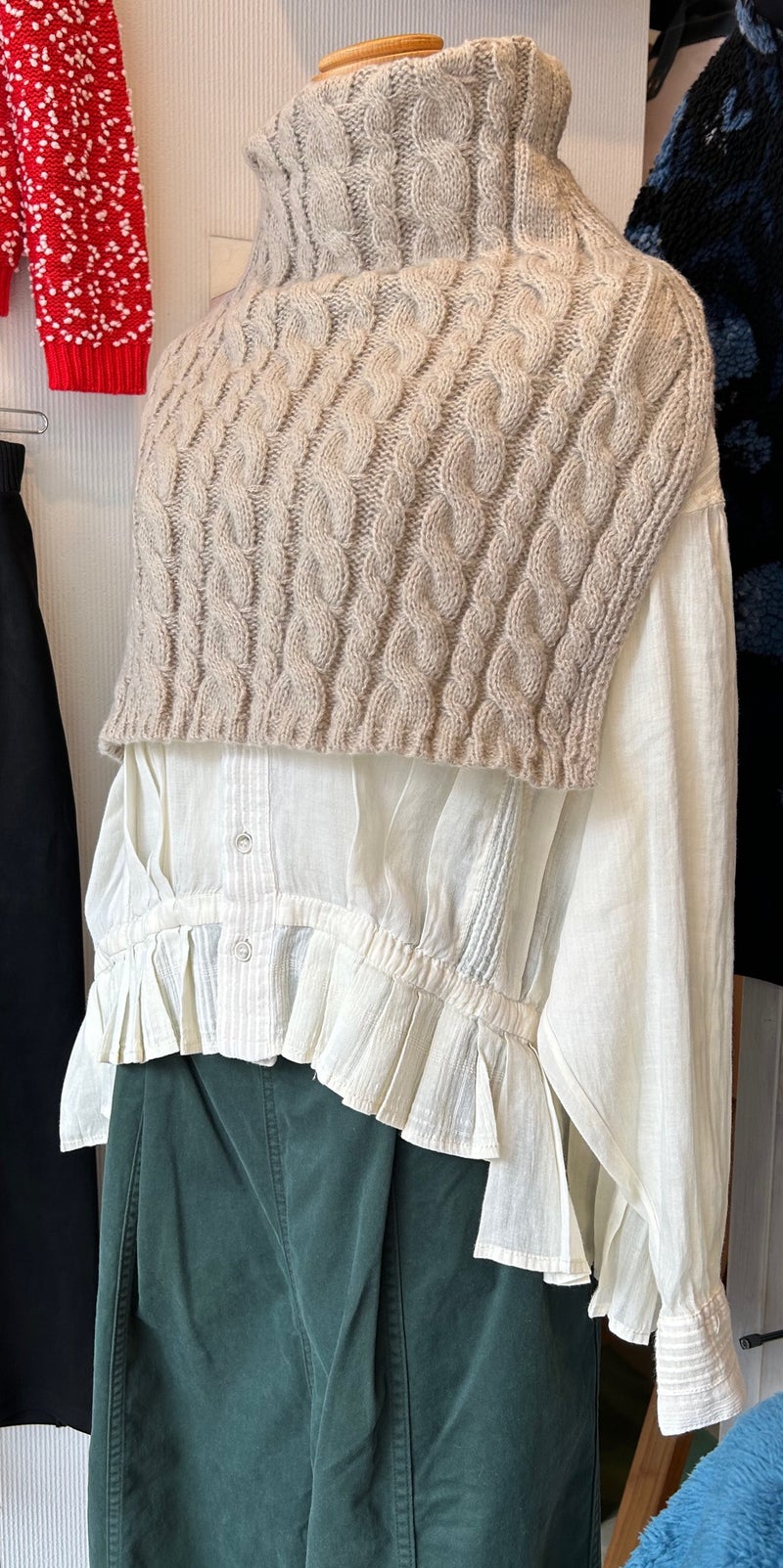 ケーブル編みポンチョ