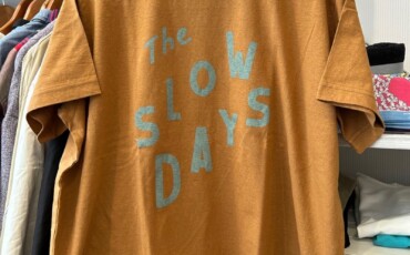 ツムグ／毎シーズン人気のロゴプリントT