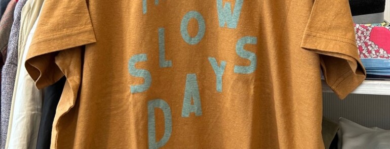 ツムグ／毎シーズン人気のロゴプリントT